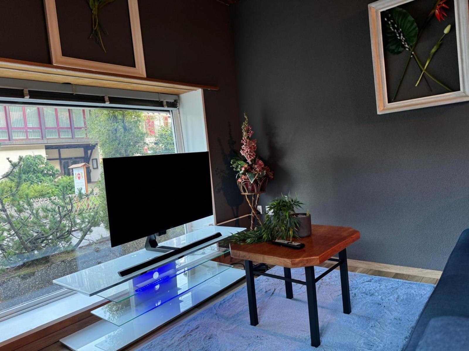 Between Lakes Apartment